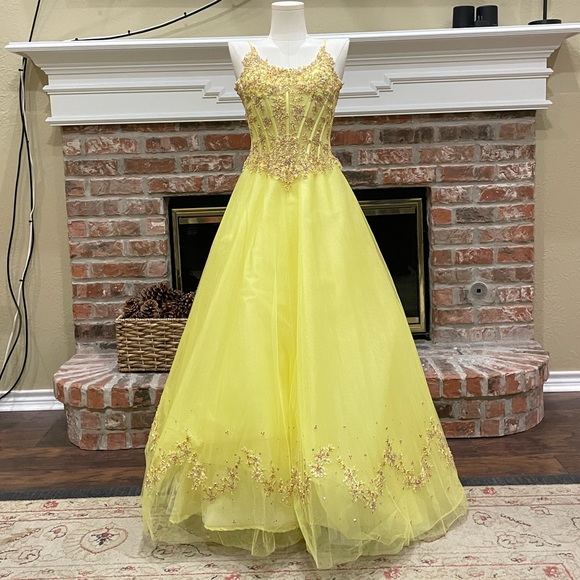 Mon Cherie yellow sequined prom homecoming bridesmaid dress / 4 / EUC (Like new) - Picture 4 of 17